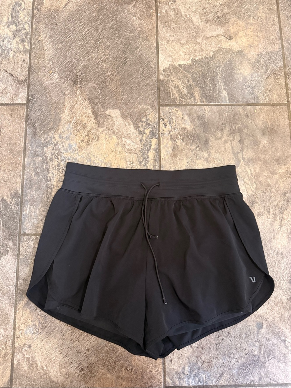 Black Vuori Daily Speed Shorts 2.5”, Women’s size Large